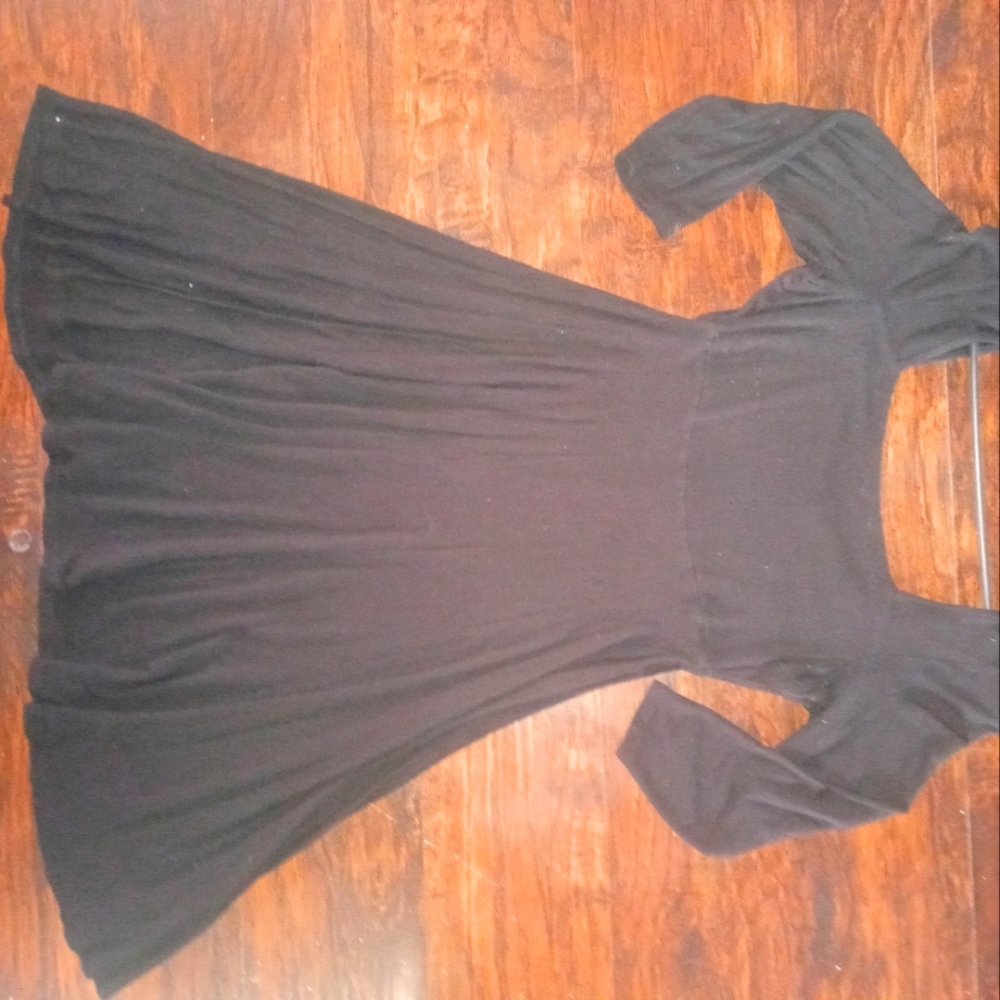Size medium soprano brand Square neckline dress